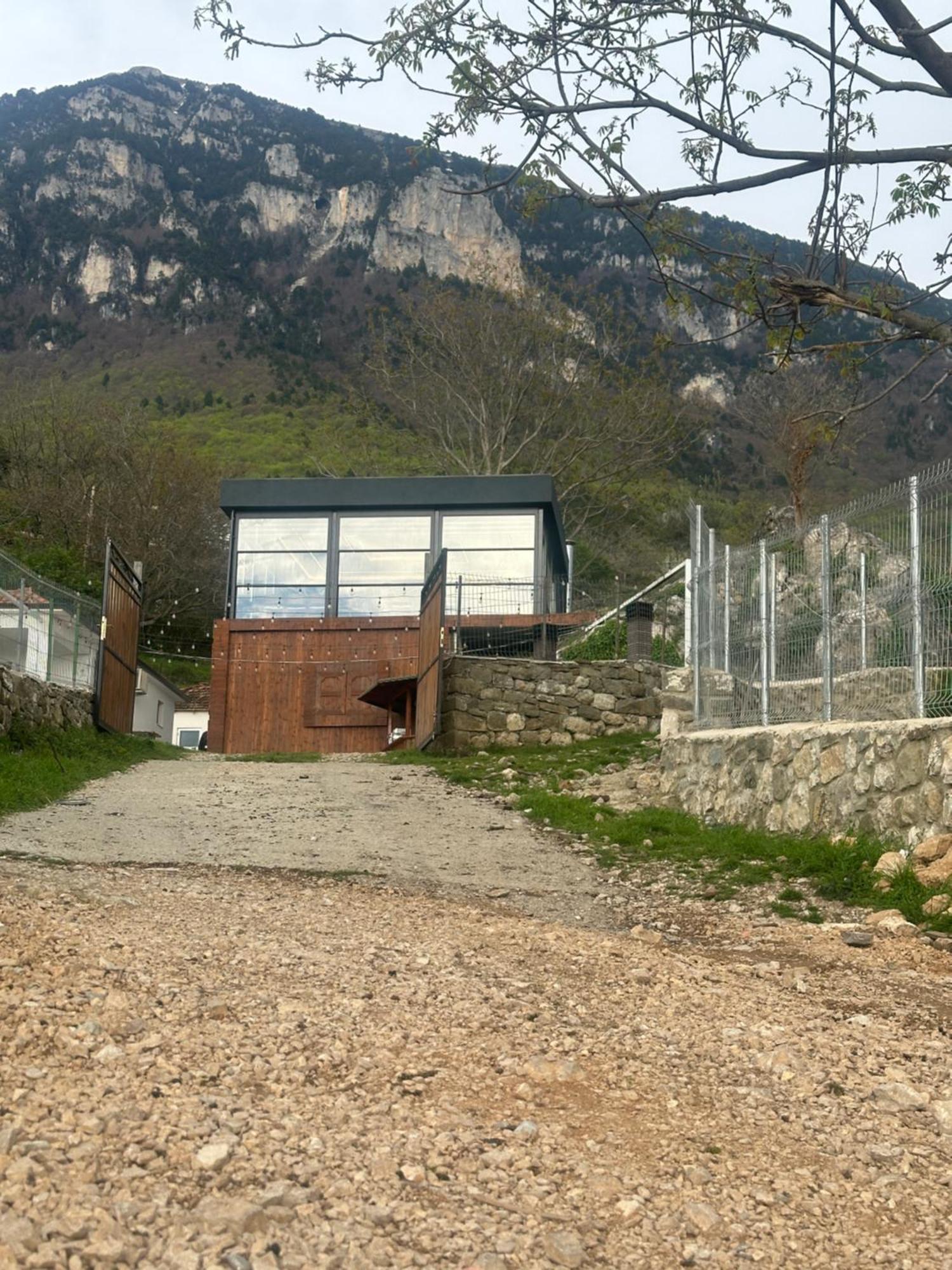 Bujtina Sakollari Gasthuis Polican